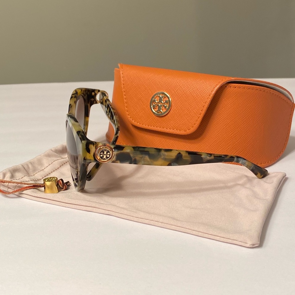 🔥NEW Ladies Tory Burch Tortoiseshell Sunglasses - Picture 3 of 5